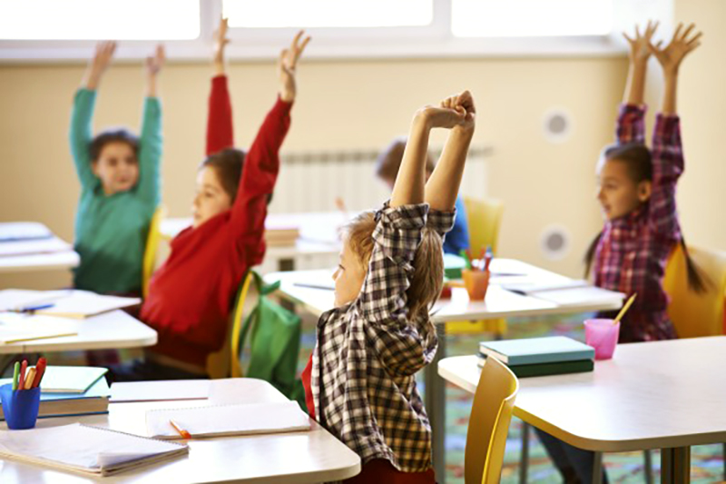 Bambini fanno stretching a scuola