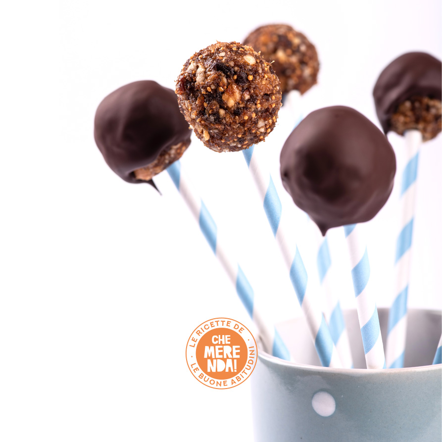 Palline di albicocche e frutta a guscio