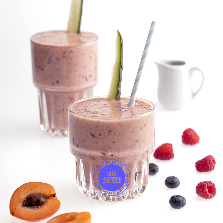 Frullato frutti di bosco, albicocche, cetriolo e latte di mandorla