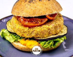 Panino integrale con burger di fagioli borlotti, crema di carote al timo e melanzane