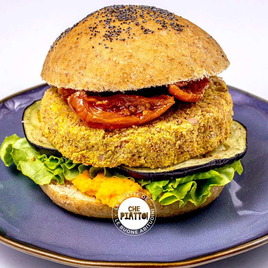 Panino integrale con burger di fagioli borlotti, crema di carote al timo e melanzane