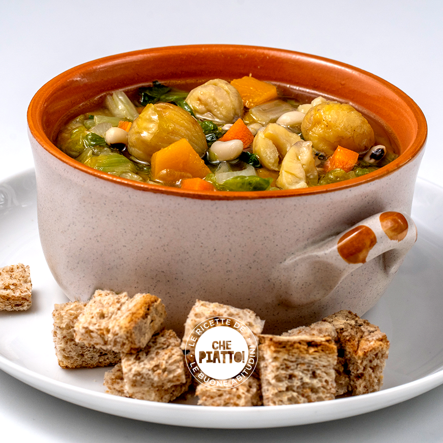 Zuppa autunnale con scarola, castagne e fagioli all’occhio